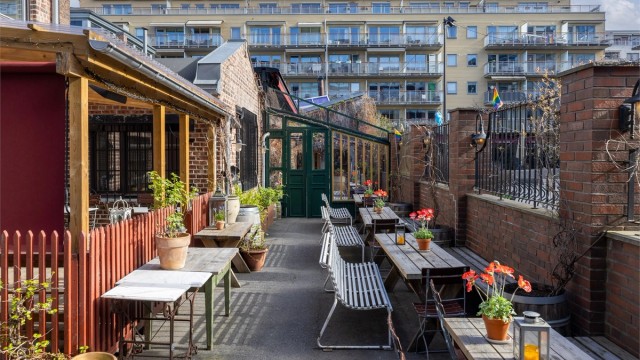 Området har et bredt utvalg av restauranter, spisesteder og barer, her ved populære Oslo Mekaniske.