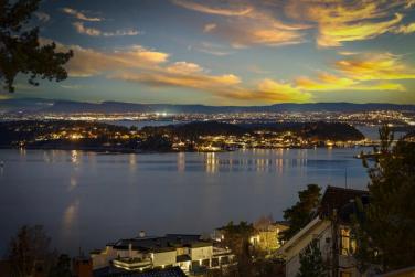 Fantastisk utsikt over fjorden, øyene og byen. 