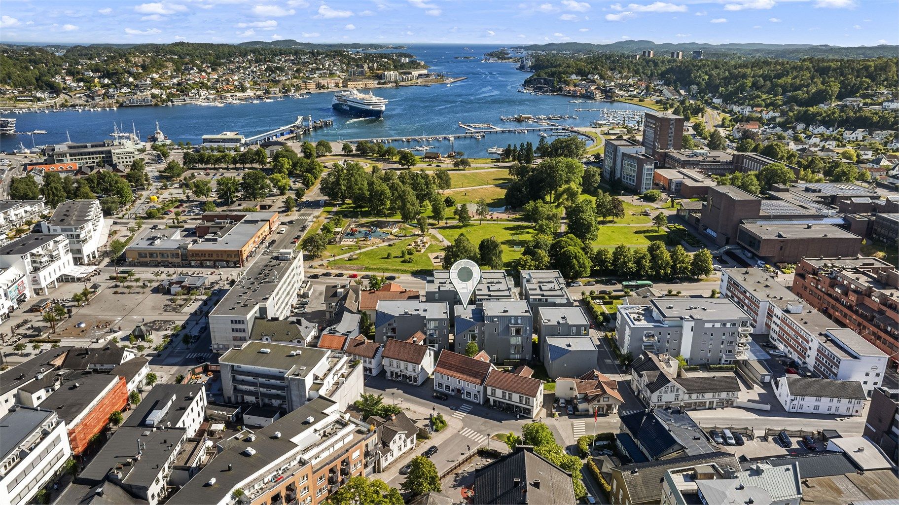 Her bor du midt i Sandefjord sentrum, med gangavstand til «alt» og nærhet til byens pulserende liv, med alle sentrumsfasiliteter, butikker og kontorer rett utenfor døren.