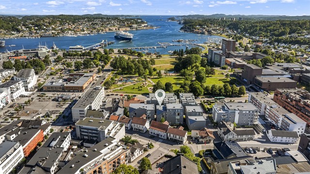 Her bor du midt i Sandefjord sentrum, med gangavstand til «alt» og nærhet til byens pulserende liv, med alle sentrumsfasiliteter, butikker og kontorer rett utenfor døren.