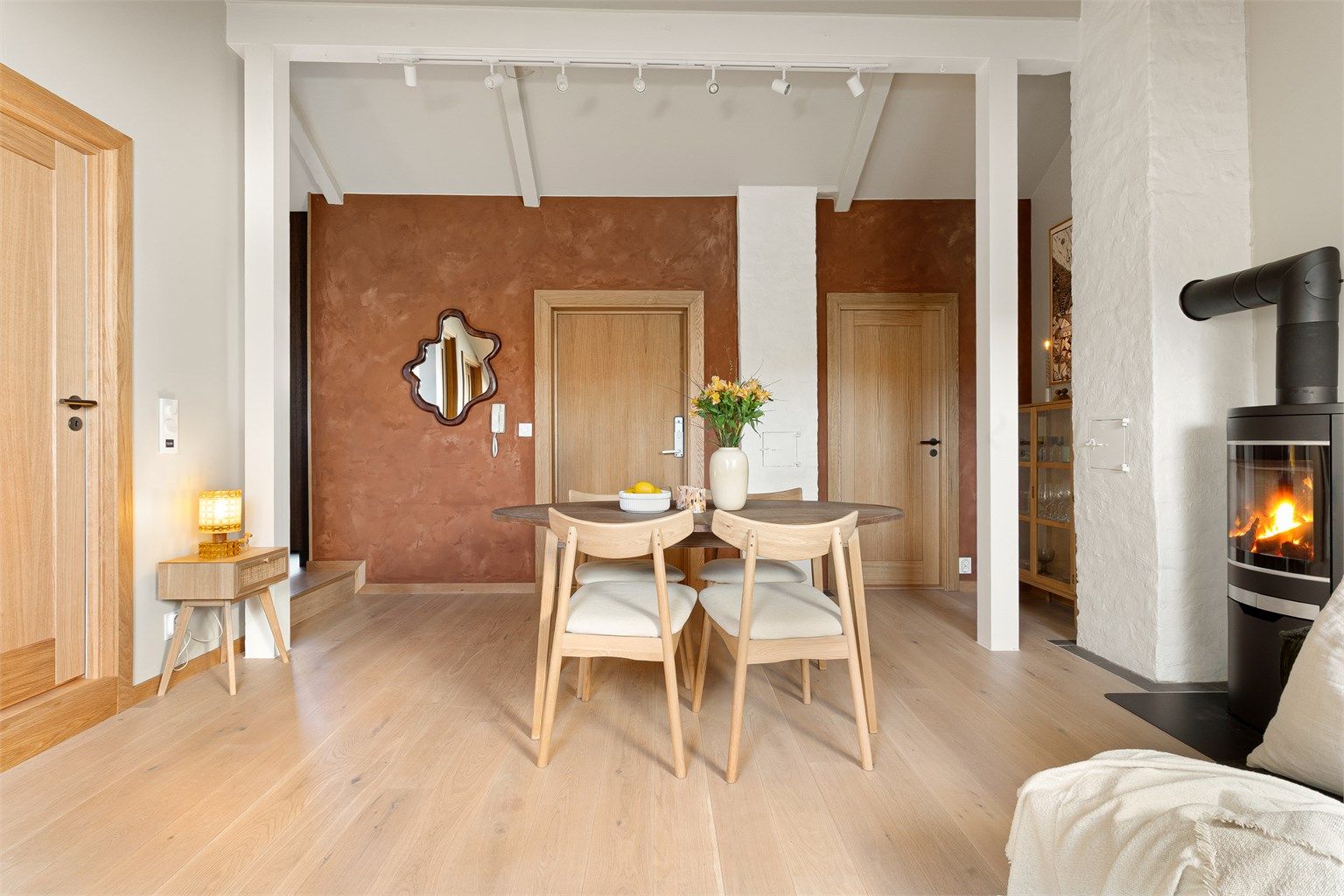 Her har man generøs takhøyde, rene linjer og en luftig romfølelse hvor lys og materialer får spille hovedrollen