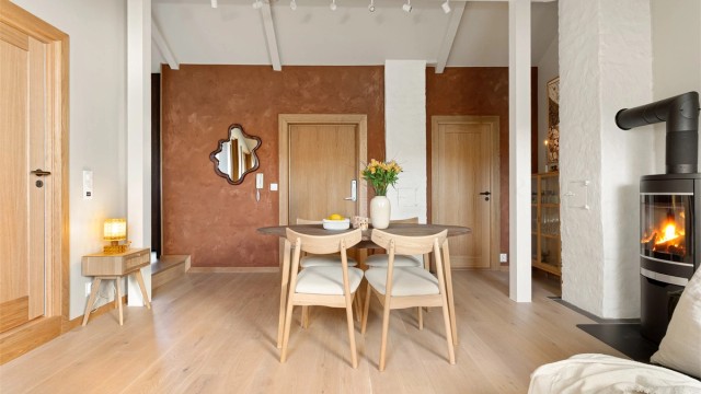 Her har man generøs takhøyde, rene linjer og en luftig romfølelse hvor lys og materialer får spille hovedrollen