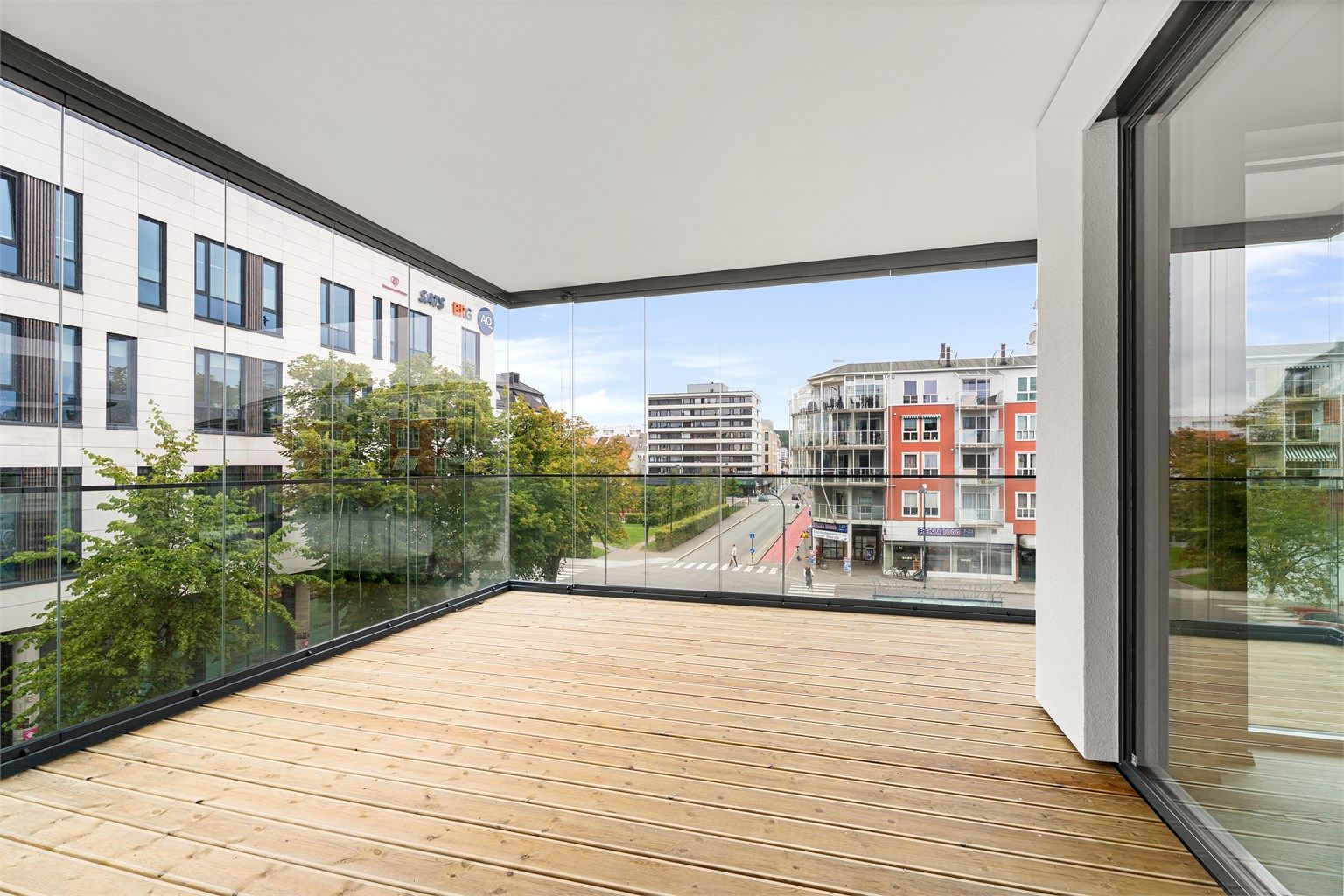 Her får du en lun og romslig innglaset balkong ( med mulighet for å åpne opp) på hele 20 kvm 