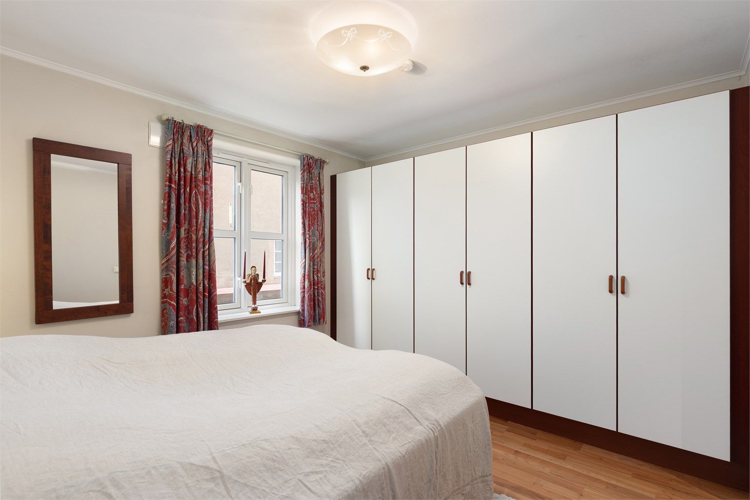 Godt med lagringsplass i stor garderobe