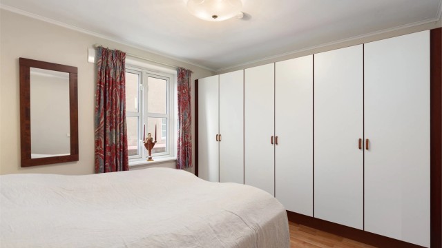 Godt med lagringsplass i stor garderobe