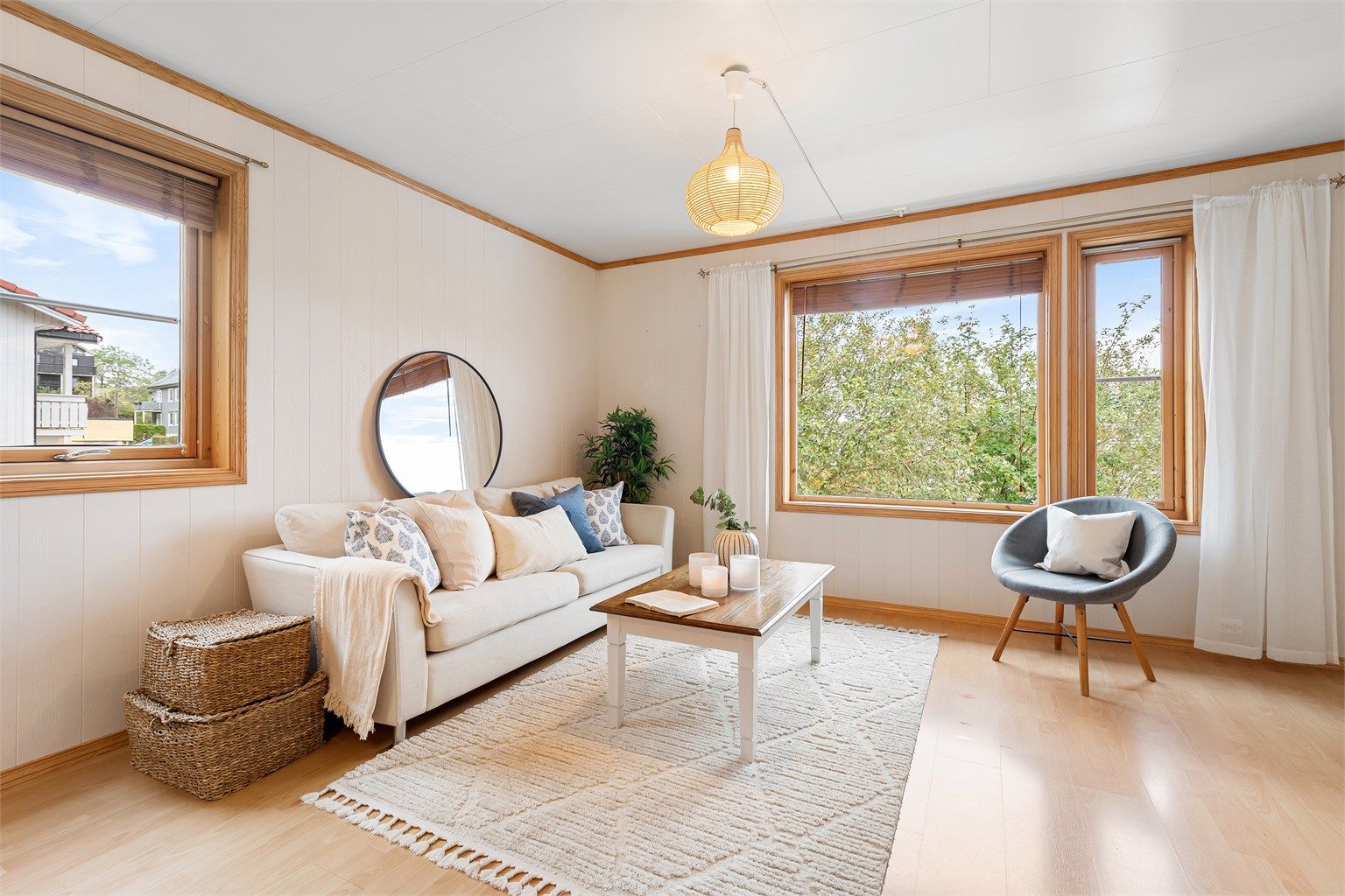 Stue med store vindusflater som gir gode lys og utsiktsforhold. 