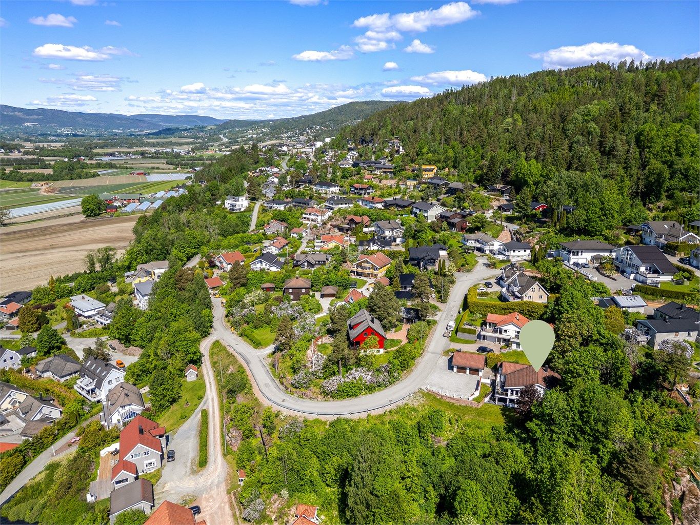 Det er kort vei til Gullaug barneskole og det er flere barnehager i området.