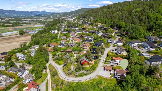 Det er kort vei til Gullaug barneskole og det er flere barnehager i området.