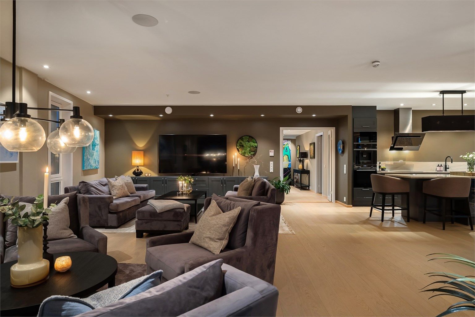 Stuen har integrert lydanlegg med Bowers & Wilkins høyttalere med Sonosstyring.