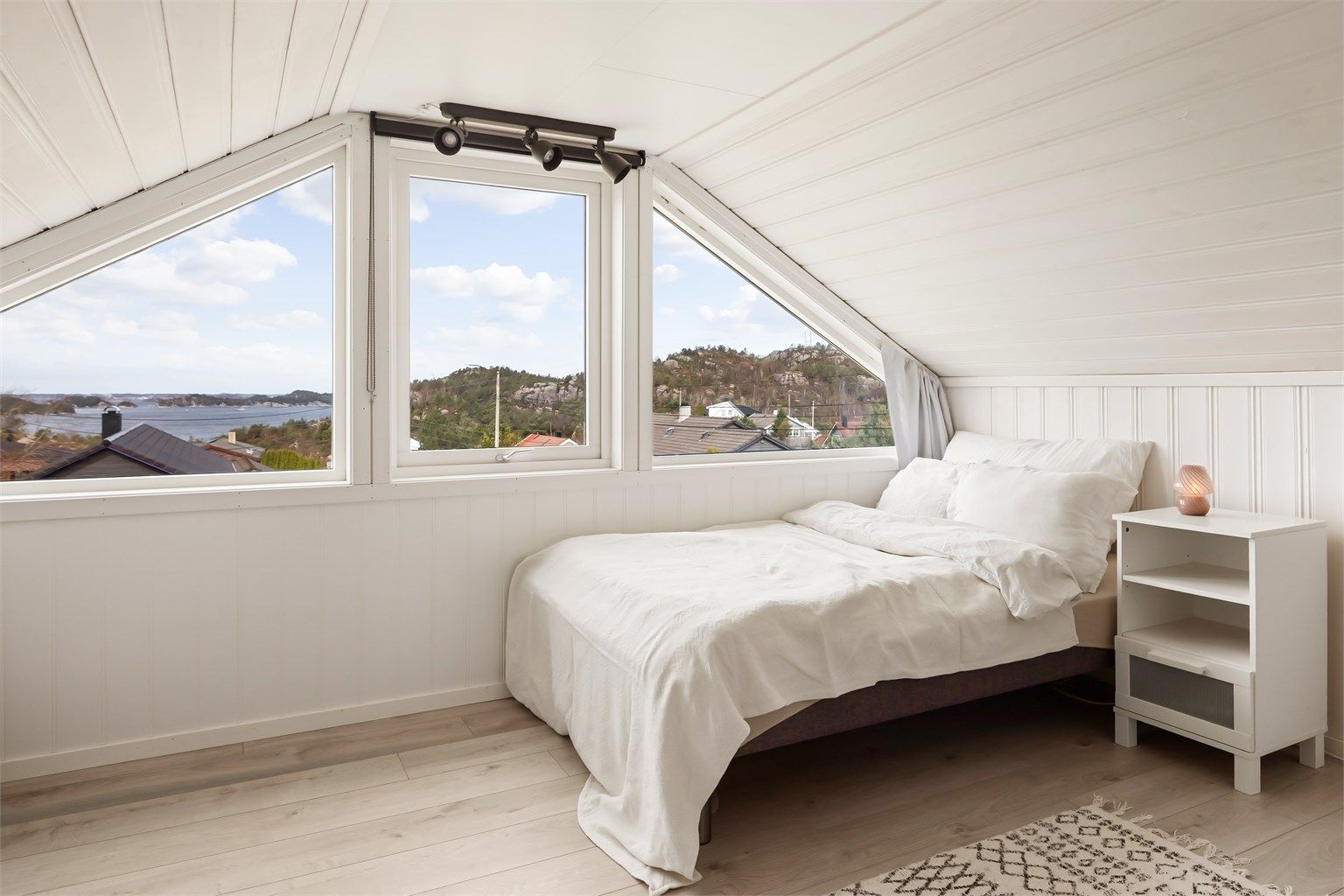 Nydelig sjøutsikt fra loftsetasjen