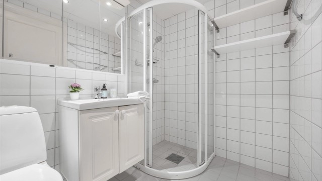 Hovedbadet har flislagte overflater, dusjhjørne og downlights i himling.