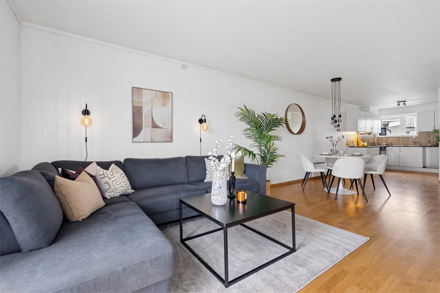 Kjøkken med åpen løsning inn mot stuen.