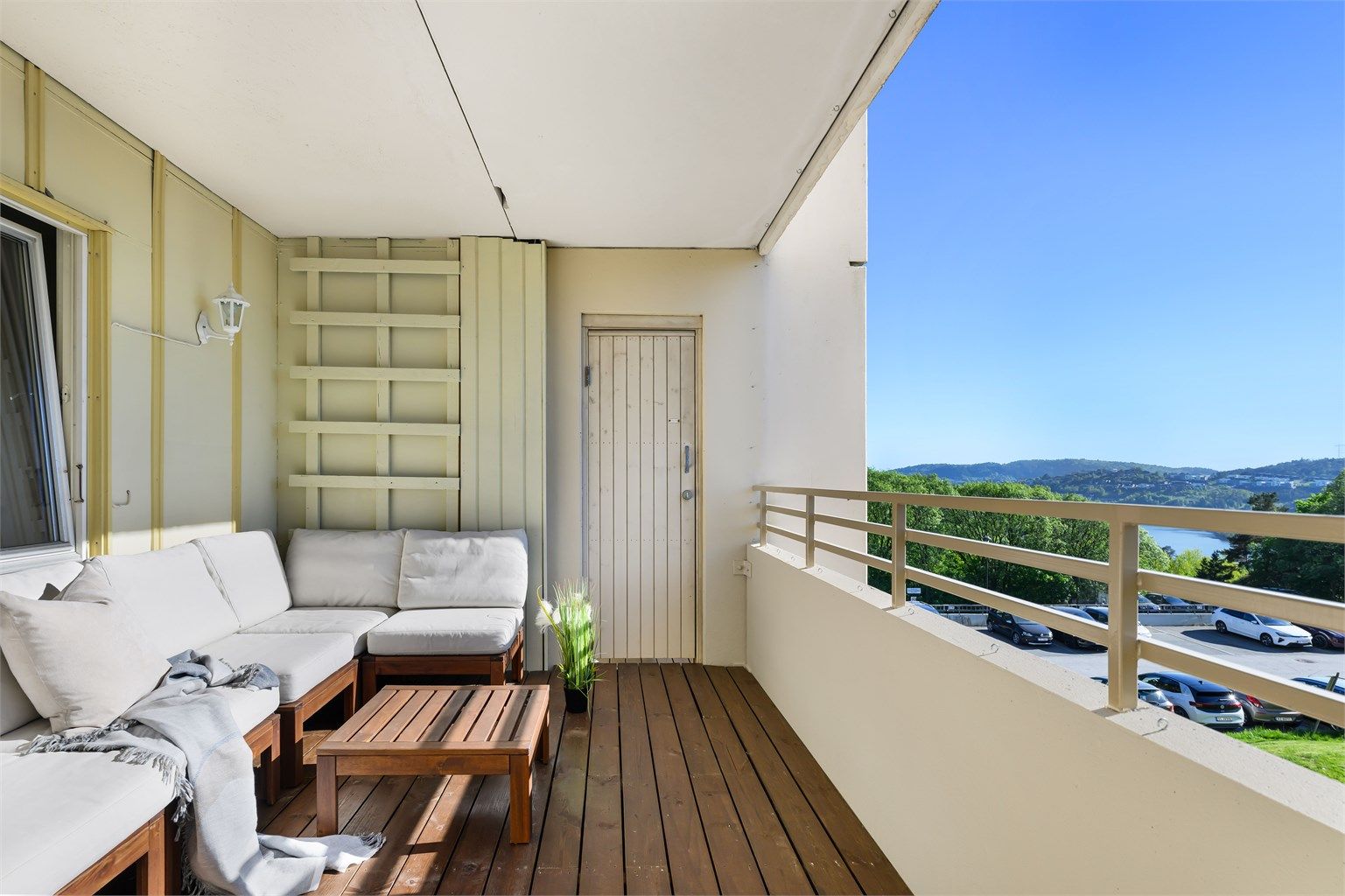 Velkommen til Ture Nermans vei 45. En flott og romslig 3-roms med flott beliggenhet og solrike forhold.