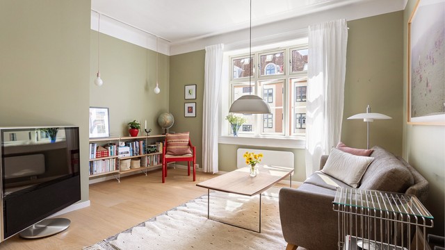 Stuen har også en peisovn som tilfører både varme og stemning, et naturlig samlingspunkt når kvelden senker seg.