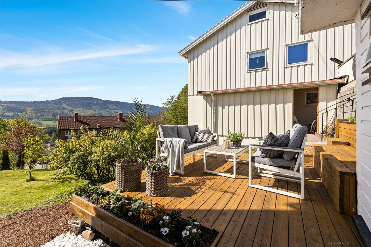 Lys og stilren halvpart av vertikaldelt tomannsbolig med 2 etasjer