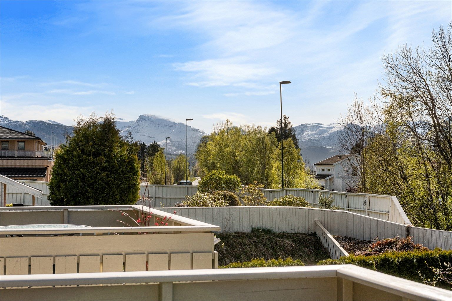 Fra balkongen har du nydelig utsikt innover Sunnmørsalpene.