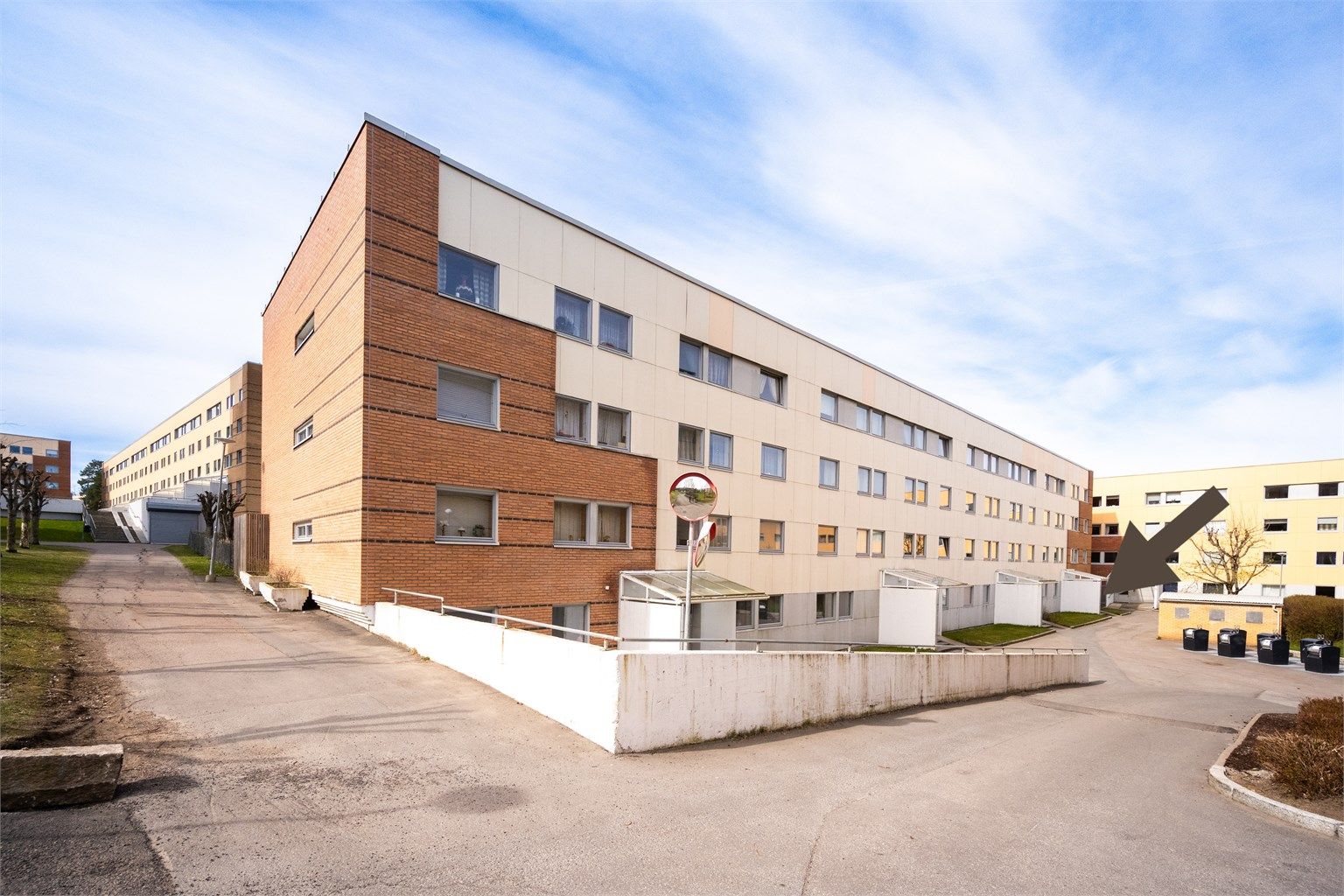 Bygget har fasader med teglstein og fasadeplater.