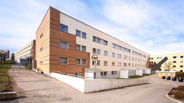 Bygget har fasader med teglstein og fasadeplater.