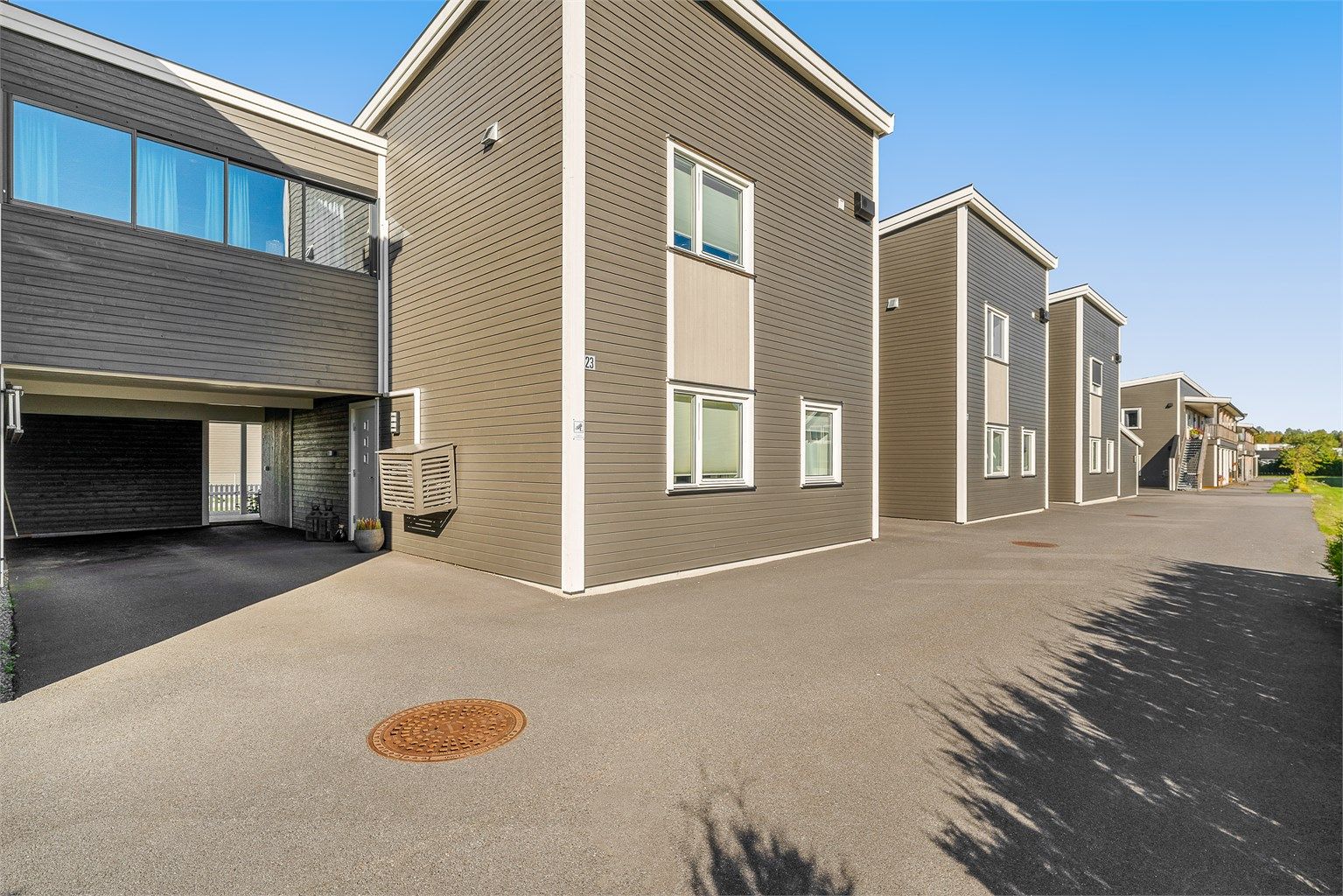 Parkering i carport med direkte inngang til boligen. 