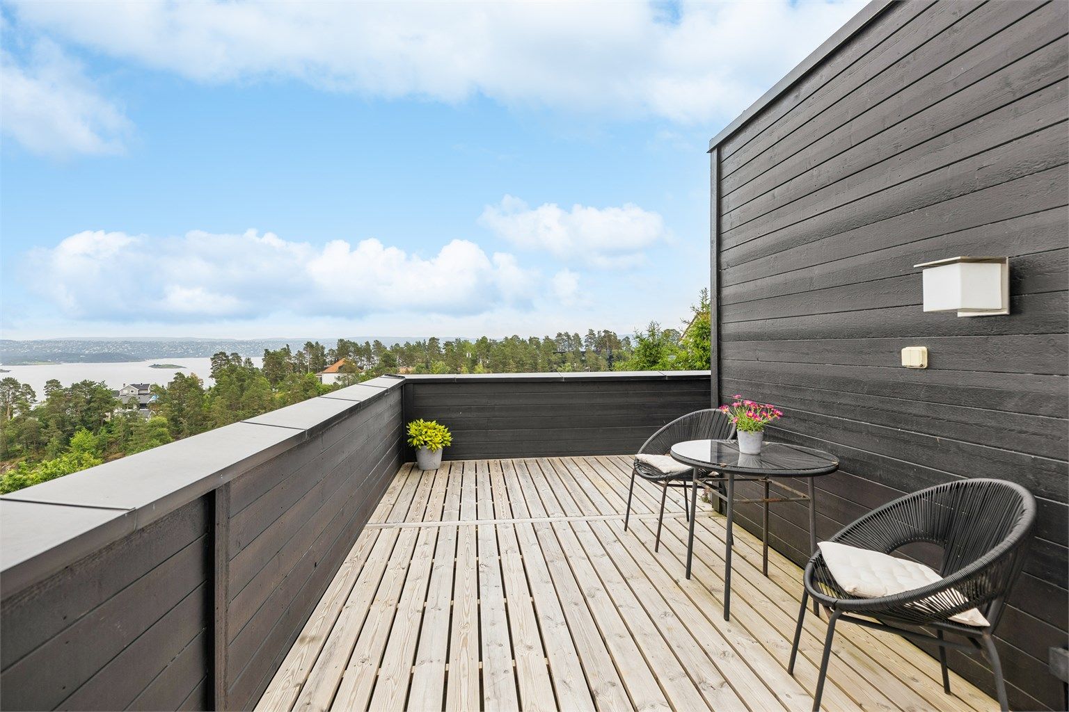 Høytliggende og usjenert bolig - På takterrassen kan du nyte solrike dager og lune kvelder under åpen himmel. 