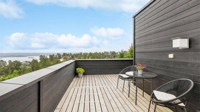 Høytliggende og usjenert bolig - På takterrassen kan du nyte solrike dager og lune kvelder under åpen himmel.