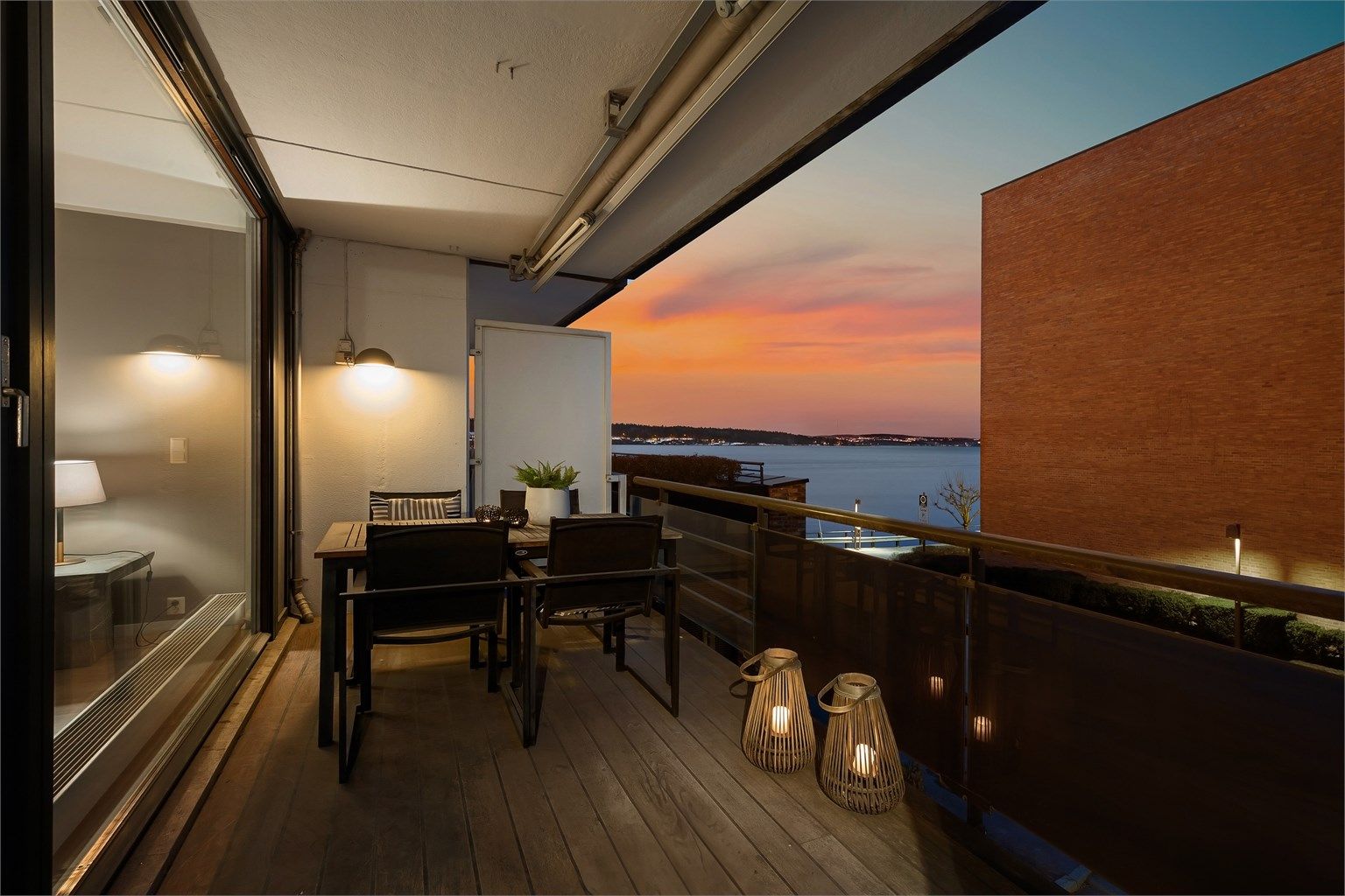 Her kan du nyte den maritime atmosfæren med utsikt mot fjorden.