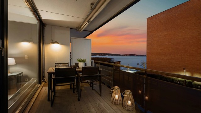 Her kan du nyte den maritime atmosfæren med utsikt mot fjorden.