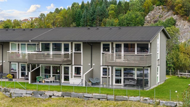 Leiligheten ligger i byggets 2. etasje og har en praktisk og attraktiv plassering.