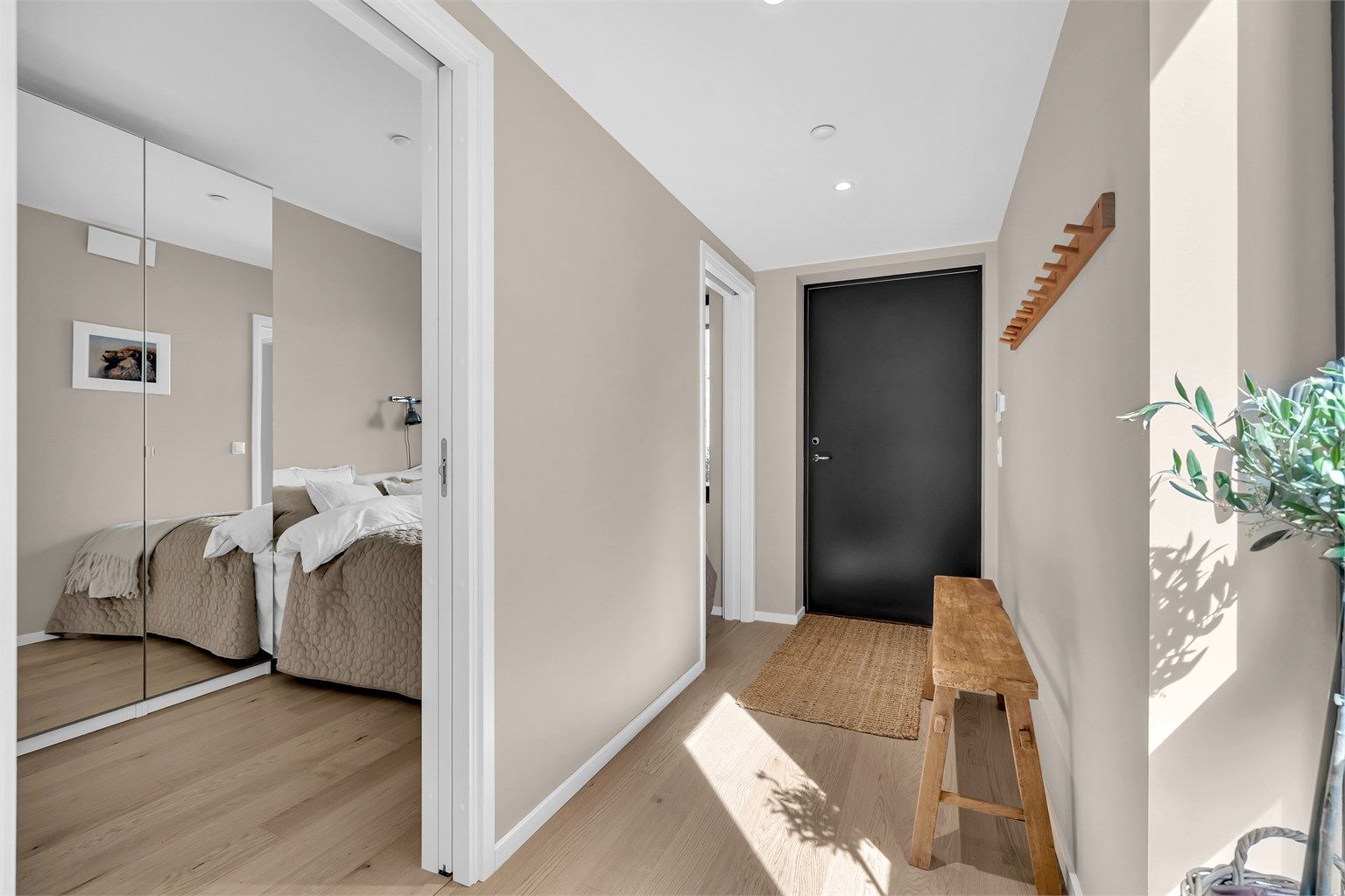 Boligen har en lun entré med vannbåren gulvvarme.