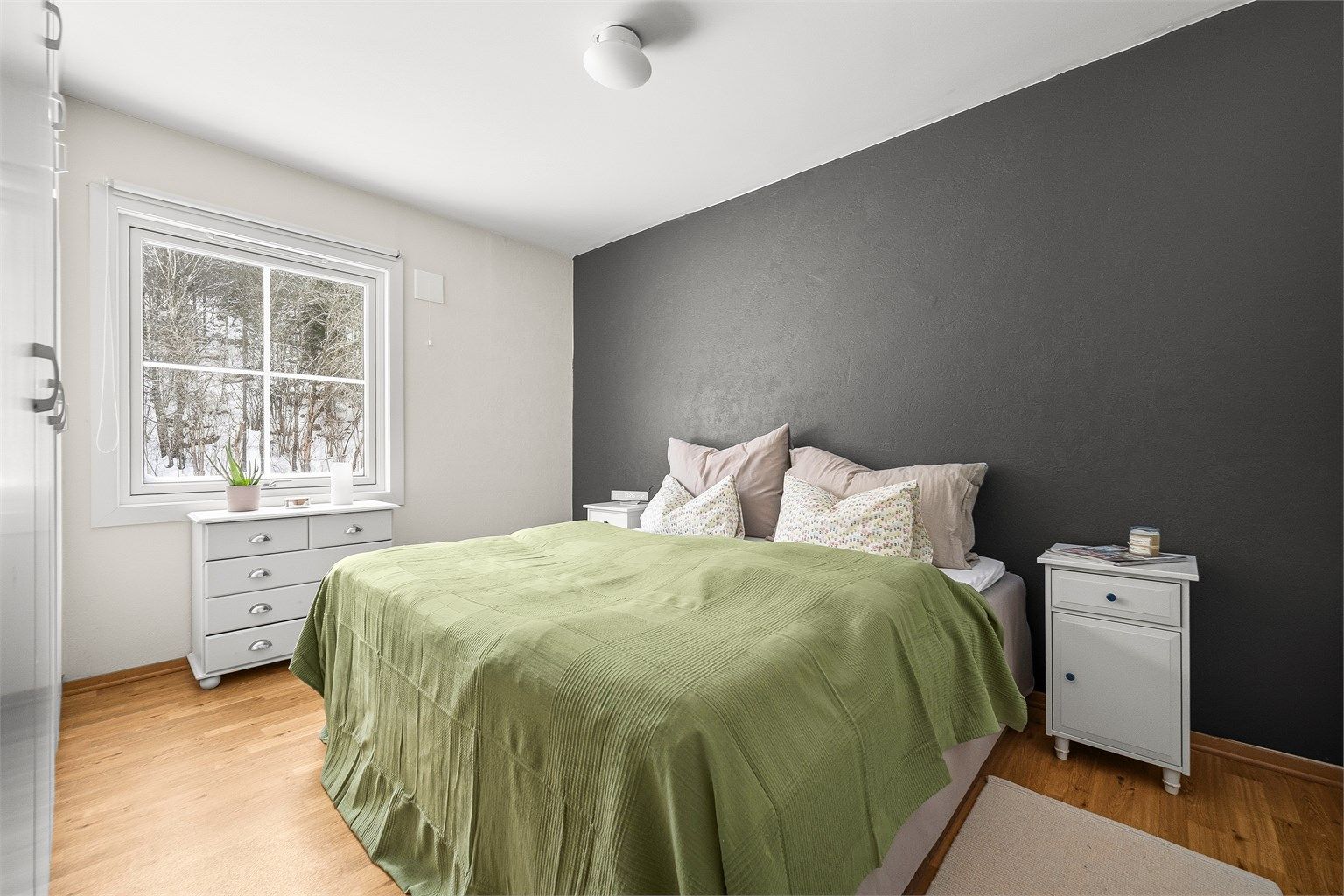 Hovedsoverommet har god plass til dobbeltseng og tilhørende møblement.