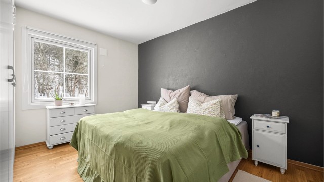 Hovedsoverommet har god plass til dobbeltseng og tilhørende møblement.