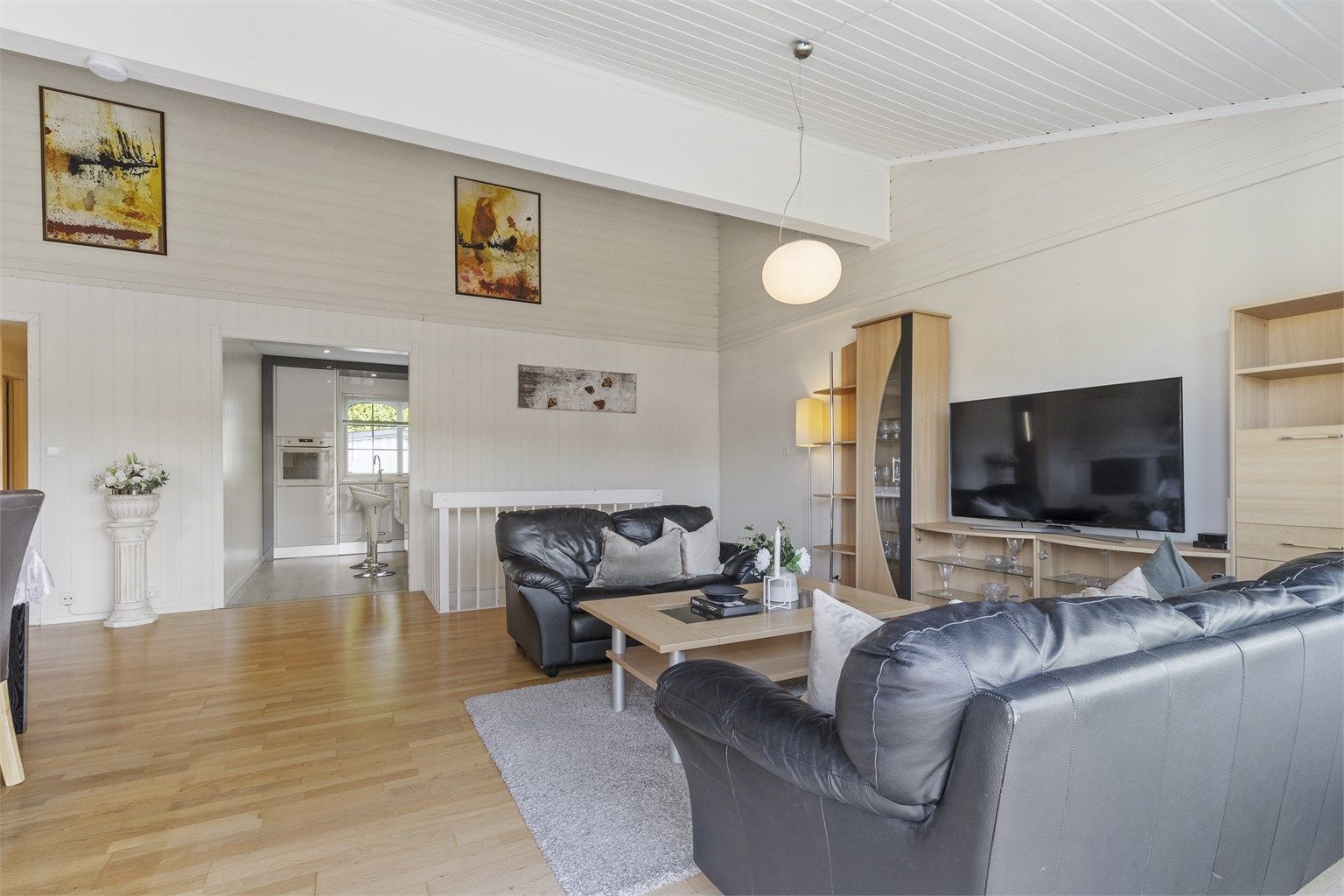 Huset har en familievennlig planløsning, med alle hovedfunksjoner i øvre etasje.