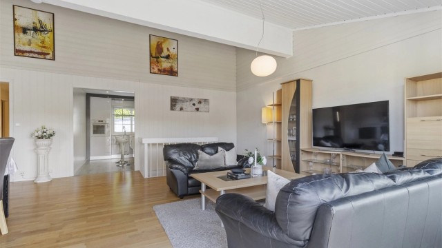 Huset har en familievennlig planløsning, med alle hovedfunksjoner i øvre etasje.