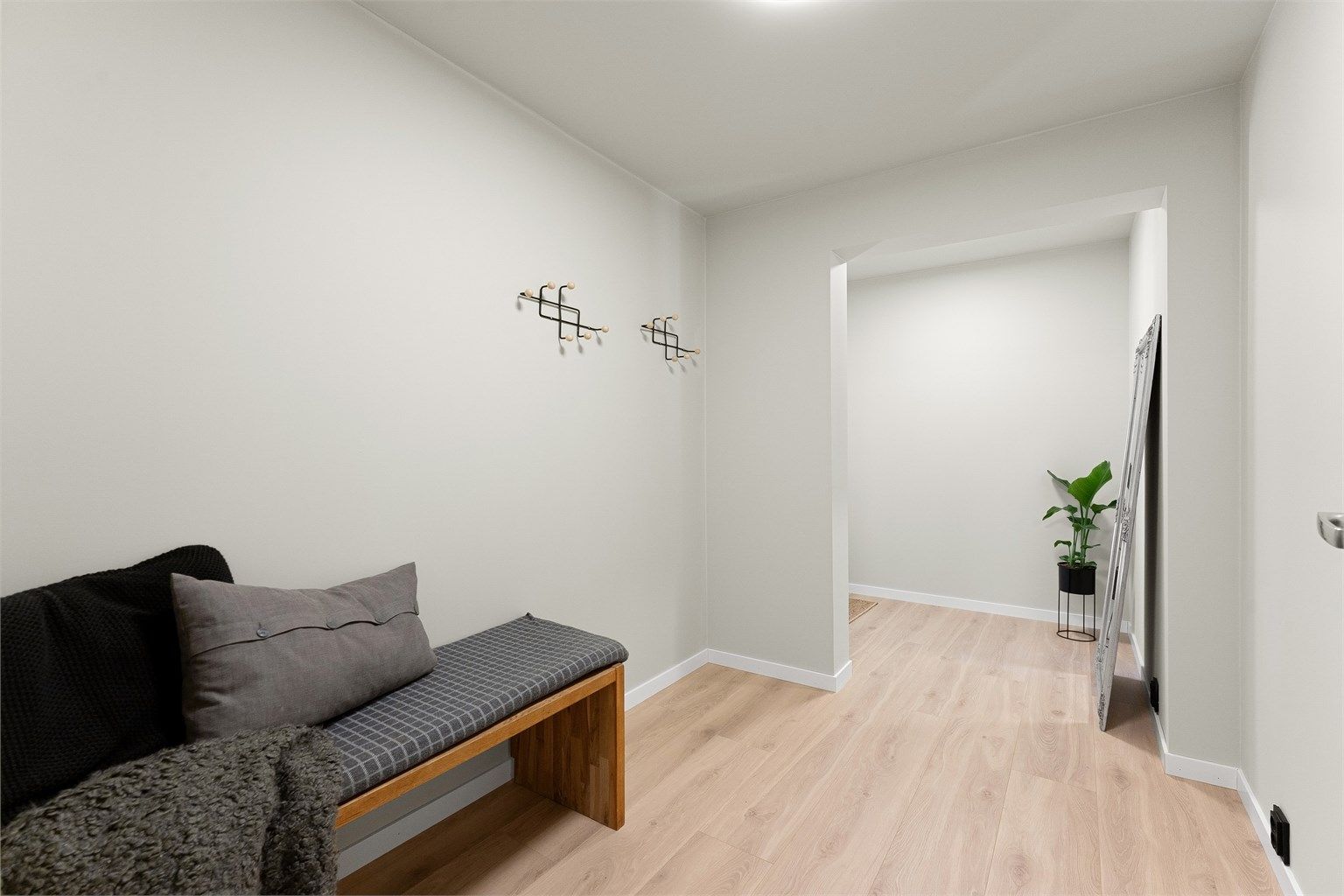 Inngangspartiet ble etablert i 2023 og ønsker velkommen inn i en lys entré med laminatgulv og gulvvarme.