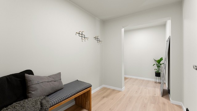 Inngangspartiet ble etablert i 2023 og ønsker velkommen inn i en lys entré med laminatgulv og gulvvarme.