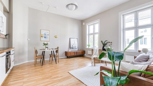 Åpen løsning mellom stue og kjøkken.