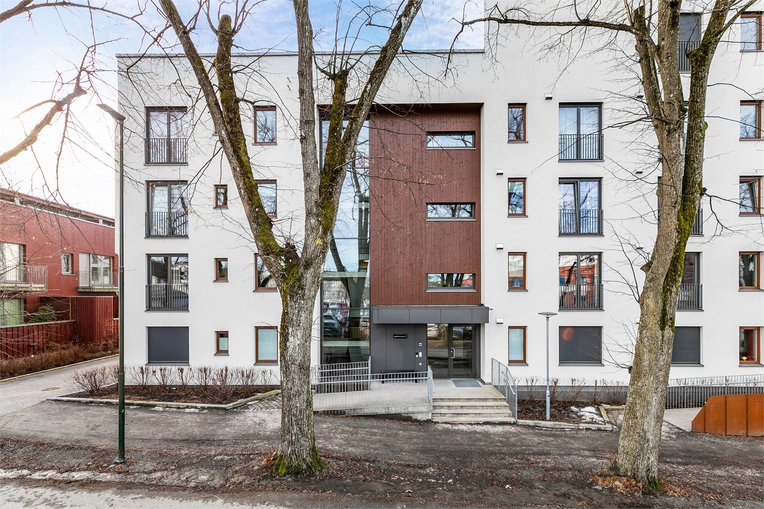 Hovedinngangen er tilrettelagt for trinnfri adkomst og har calling-anlegg med kamera som betjenes fra leilighetens entré.