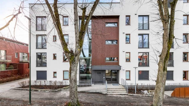 Hovedinngangen er tilrettelagt for trinnfri adkomst og har calling-anlegg med kamera som betjenes fra leilighetens entré.