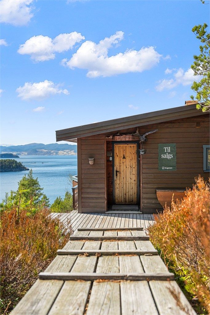 Flott beliggende hytte med terrasse rundt store deler av bygget, omkranset av vakker natur og gode solforhold.