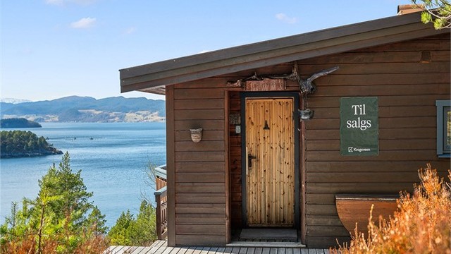 Flott beliggende hytte med terrasse rundt store deler av bygget, omkranset av vakker natur og gode solforhold.