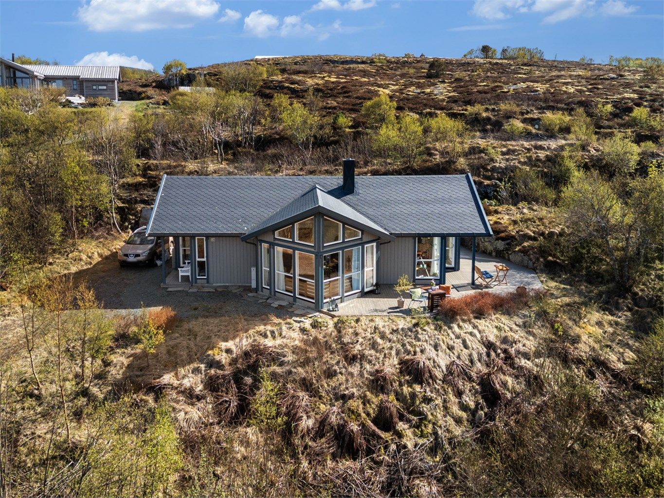 Nabolaget er familievennlig og praktisk tilrettelagt, med skole, ballbinge og idrettsanlegg bare få minutter unna. 