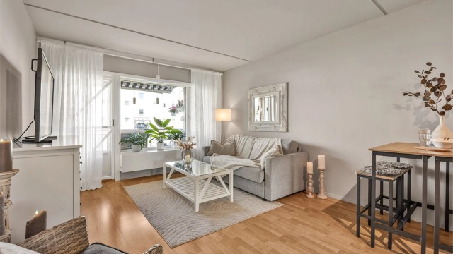 Stuen er lys og romslig, med god plass til en komfortabel sofagruppe.