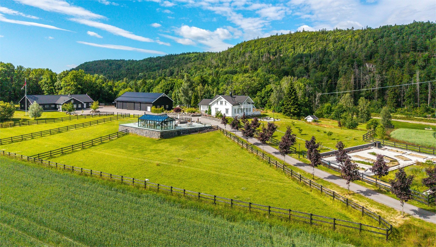 Eiendommen ligger idyllisk til, omkranset av egne jorder, med vakker utsikt over det åpne og bølgende landskapet. 