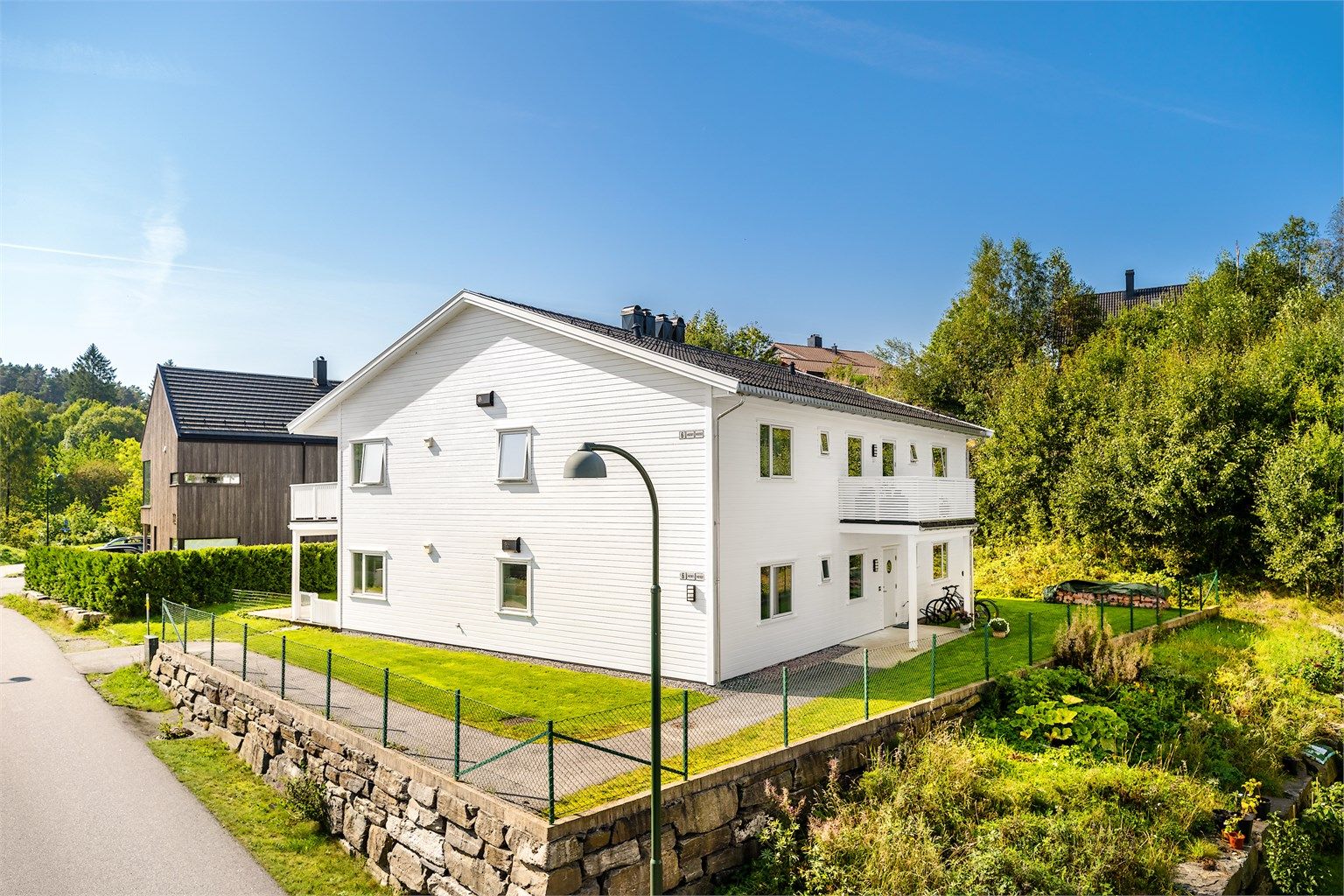 Boligen har en familievennlig beliggenhet i ett rolig og etablert område. 