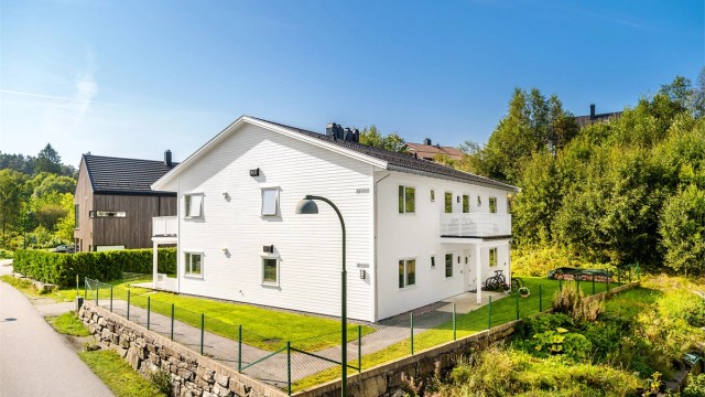 Boligen har en familievennlig beliggenhet i ett rolig og etablert område.