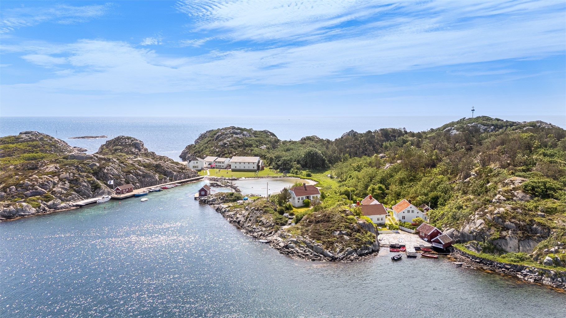 Eiendommen er en del av den gamle bebyggelsen på øya, og har tidligere blitt kalt "Heia". Den ligger tilbaketrukket fra de andre boligene på nedsiden, og eiendommen har svært mange lune og solrike plasser å oppholde seg på. 
