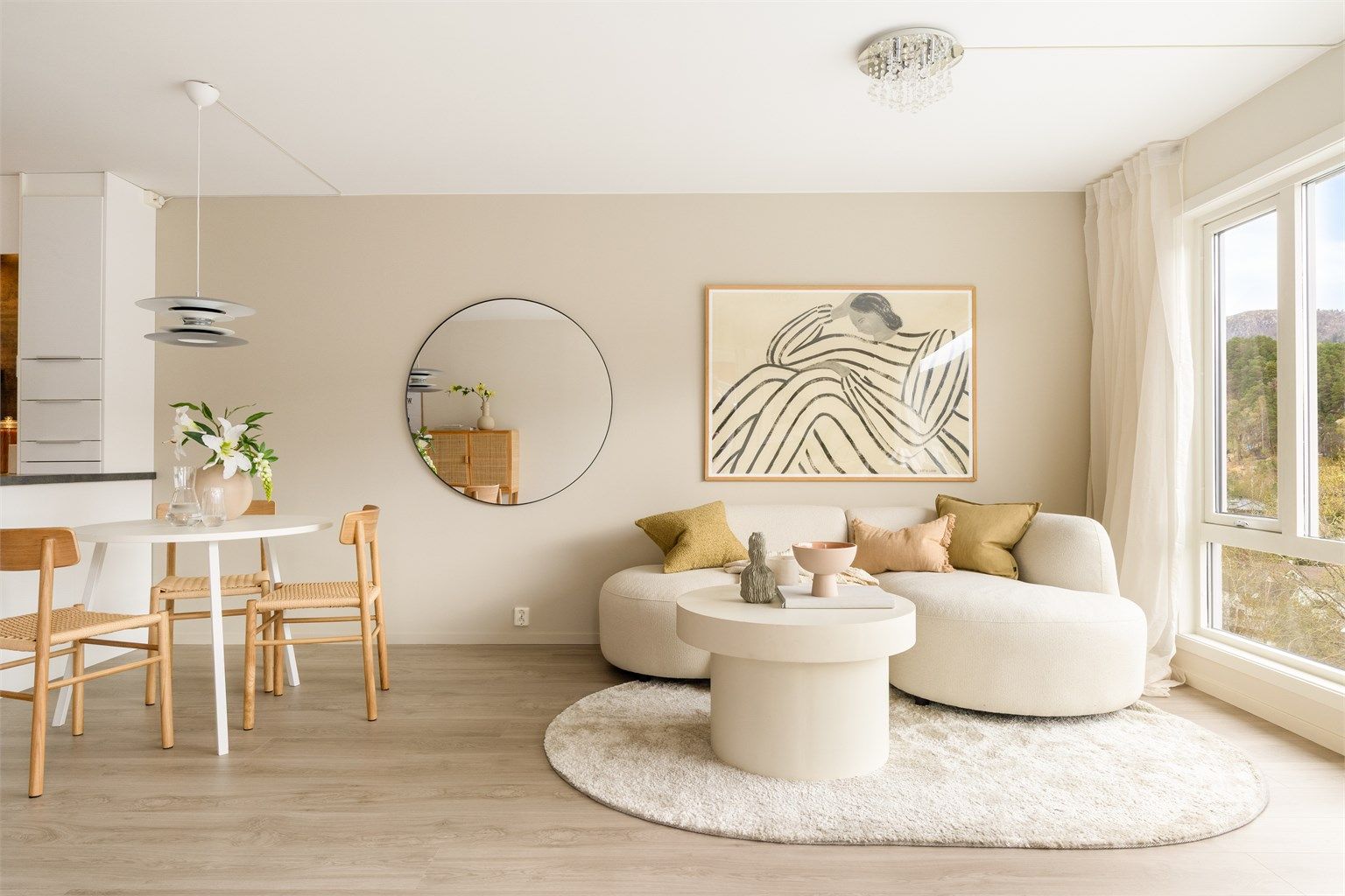 Leiligheten har nymalte overflater i smoothing beige. 