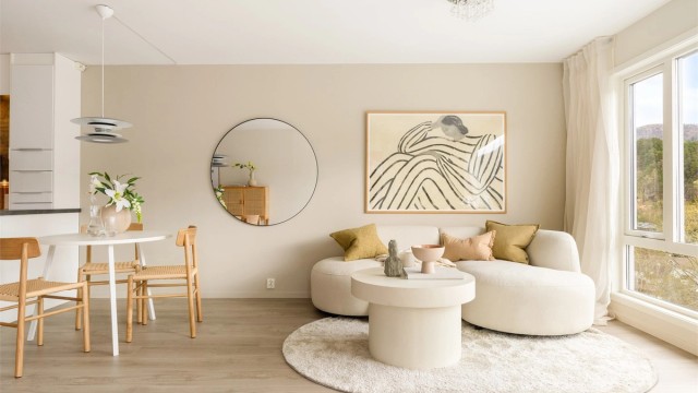 Leiligheten har nymalte overflater i smoothing beige.