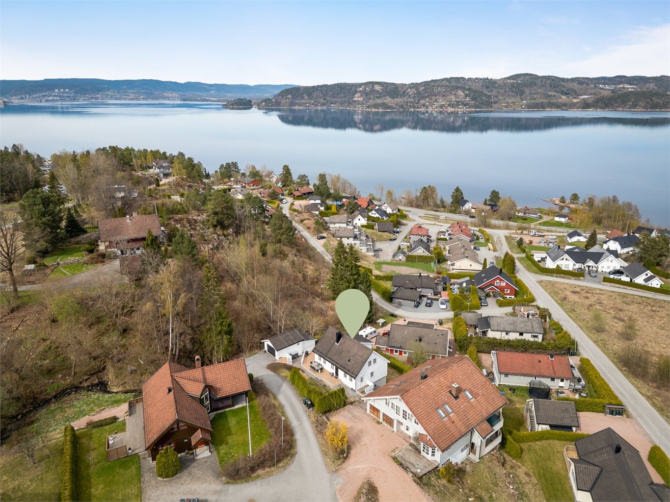 Barnevennlig boligområde i rolige omgivelser (grenser mot skogsarealer).
