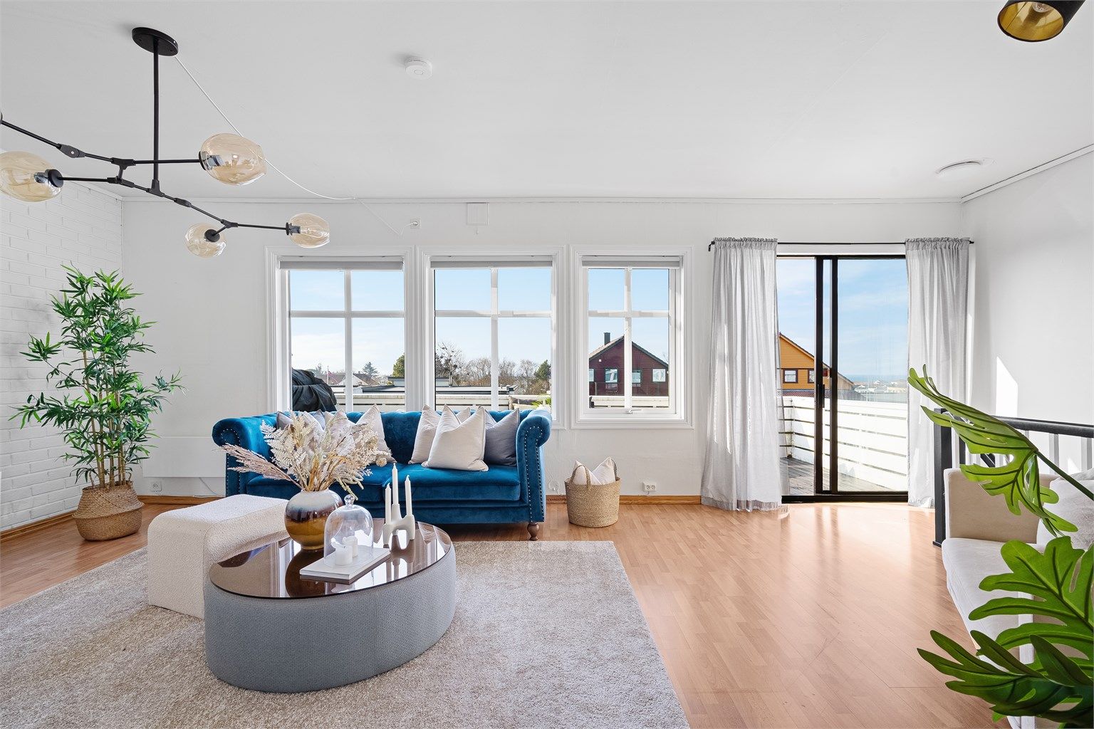 Boligens andre etasje består av 2 soverom og stue med utgang til vestvendt terrasse med åpen og fri utsikt. 